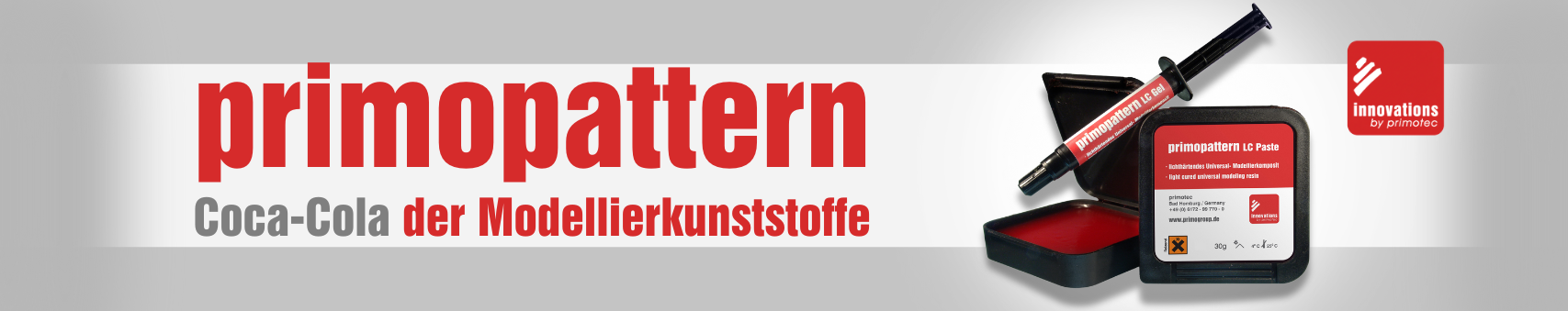 primopattern von primotec germany Produktübersicht: Modellierkunststoff Gel und Paste für die Zahntechnik mit dem Slogan „Coca-Cola der Modellierkunststoffe“. Gezeigt werden eine Dosierspritze und eine Dose des roten LC-Gels vor grauem Hintergrund